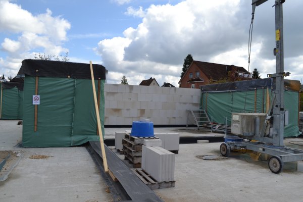 25.4.2025 - Die ersten Wohnungstrennwände sind gemauert