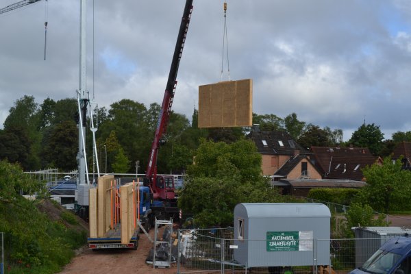 23.5.2025 - Die Aussenwände vom Obergeschoss werden gestellt