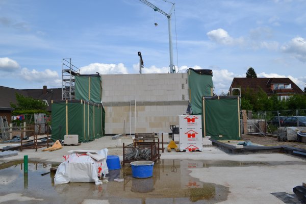 3.6.2025 - Die ersten Wohnungstrennwände im OG sind gemauert