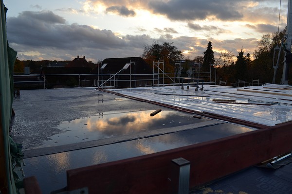 28.10.2025 - Das Dach ist zum Glück zu, denn es regnet ...