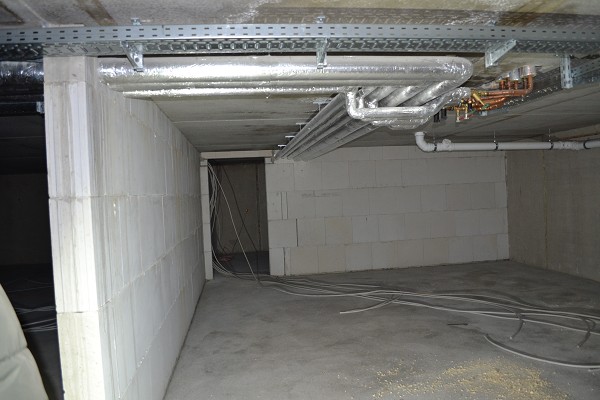 12.11.2025 - Im Keller werden fleißig Rohre und Kabel verlegt