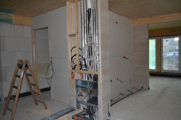 20.11.2025 - Viele Kabel und Rohre aus dem Keller in die Wohnung