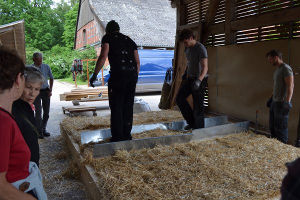 Mai 2024 - Stroh wird in das Holzständerwerk gepresst
